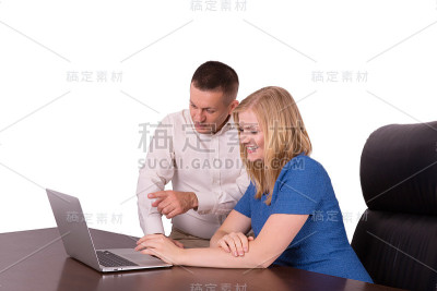一男一女在看着电脑屏幕