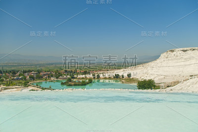 从石灰华露台俯瞰城市