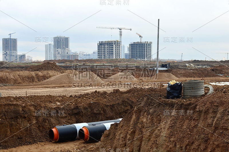 在建筑工地铺设地下雨水管道