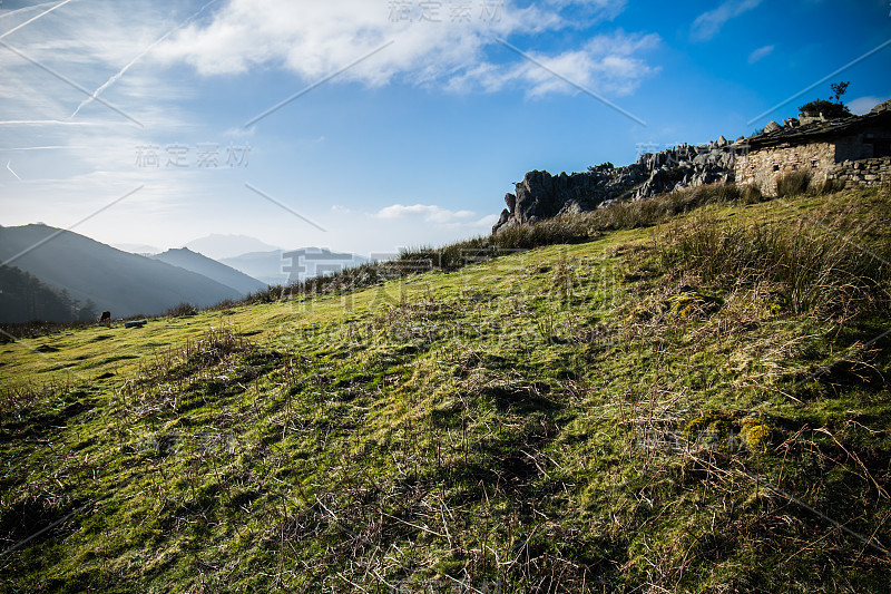 风景秀丽的乡村，蓝天山远足景观，法国巴斯克地区