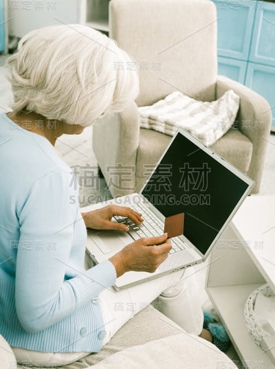 开朗成熟的女士用信用卡付账