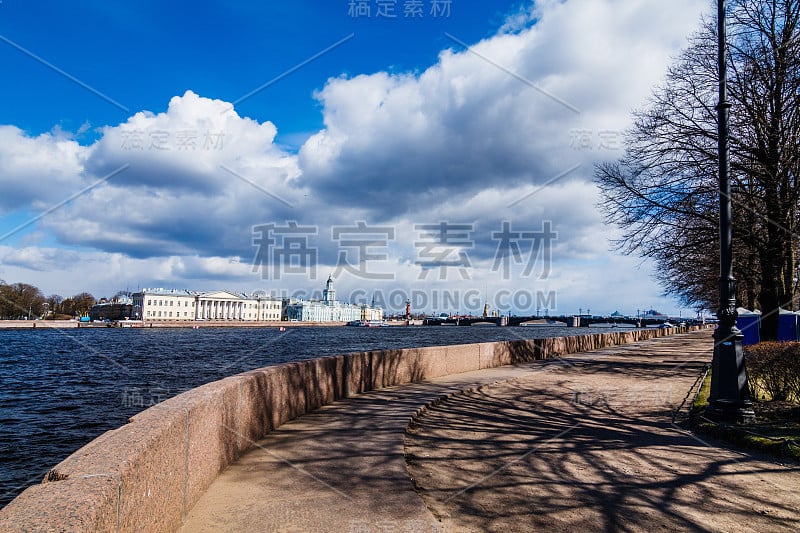 从海军部堤岸眺望涅瓦河