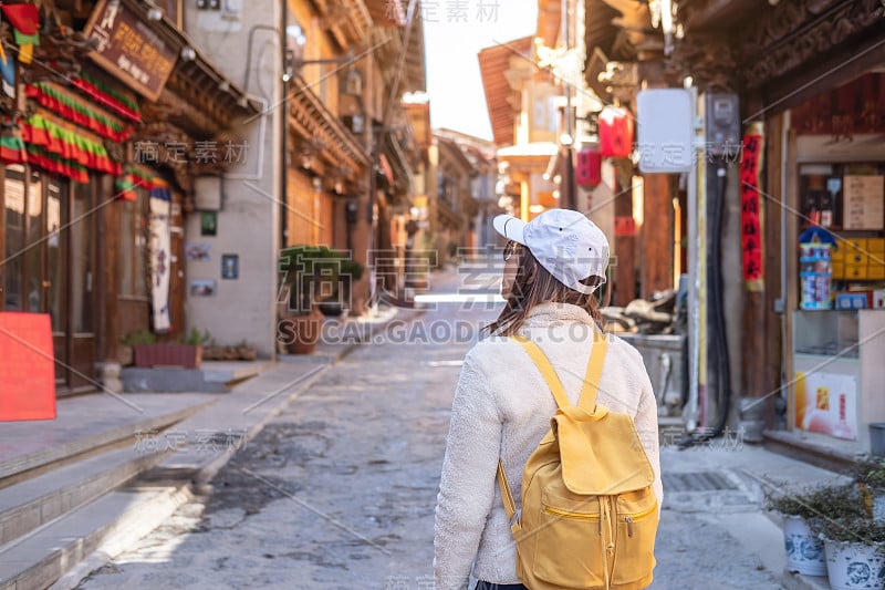 年轻女子漫步在香格里拉古城，旅行生活理念