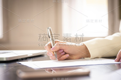 特写女商人的手在唱合同