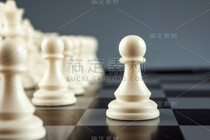 近距离的白卒在棋盘上，国际象棋，游戏。对抗、事业、晋升、创业的理念。