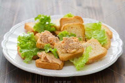 烤面包和肉酱放在白色的盘子里