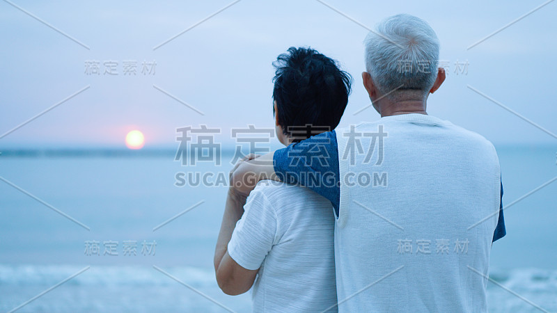 亚洲年长夫妇早上约会日出海上