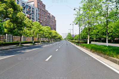 安静的城市郊区道路