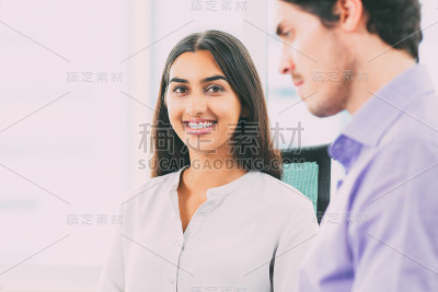 和同事一起工作的微笑女人