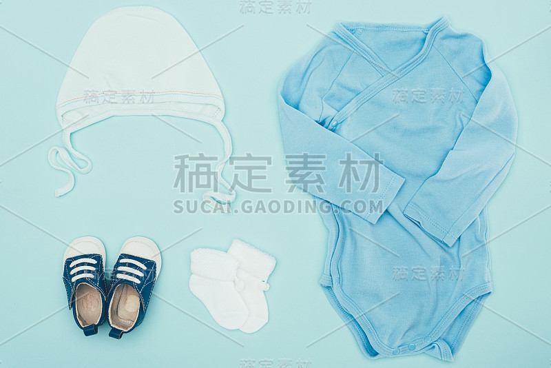 俯视图婴儿衣服孤立在蓝色