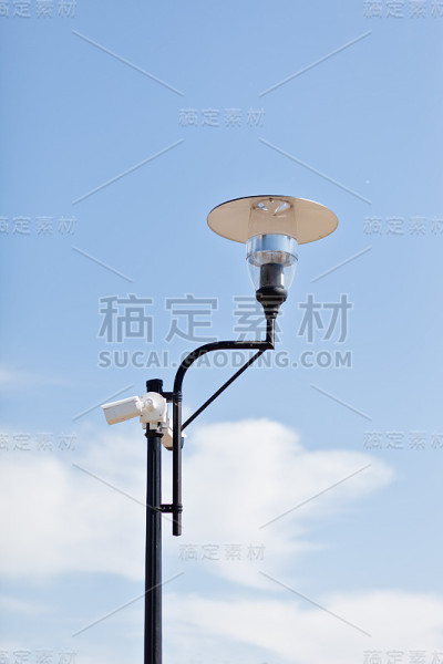 灯柱在多云的天空背景