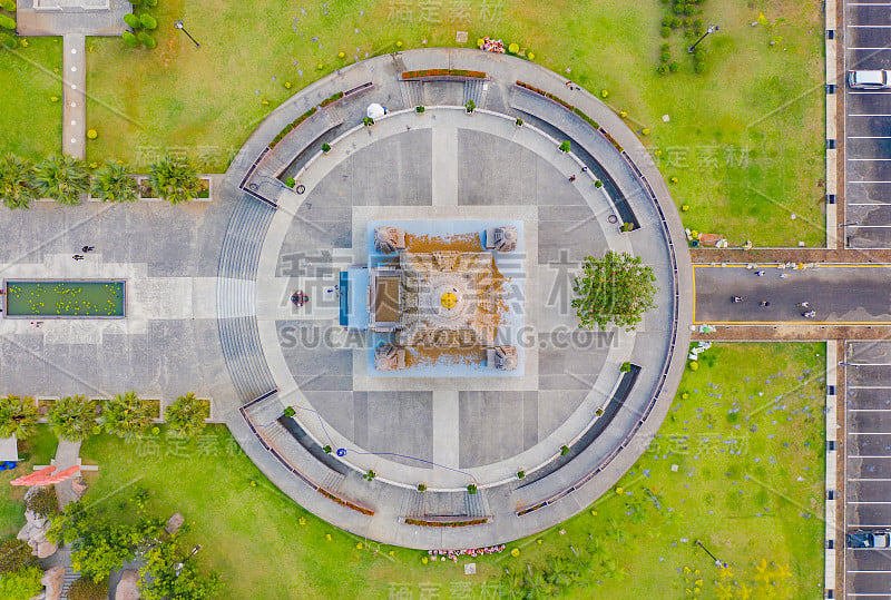 鸟瞰Wat Panyanantaram在日落，一个佛教寺庙在巴吞他尼市，泰国。泰国建筑建筑背景中的旅