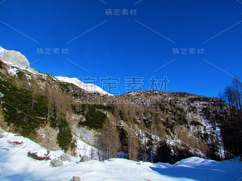 克玛山谷的积雪覆盖的山脉