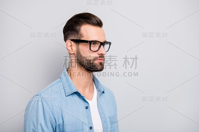 特写照片惊人的男子严肃的看着空空间年轻晋升老板首席穿眼镜休闲牛仔装孤立的灰色背景