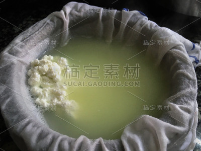从自制的印度村舍乳清制成的奶酪凝乳或在玻璃碗洛克格卡扬奶酪