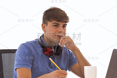 白人青年在独自工作。