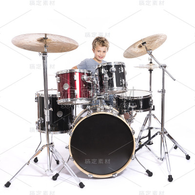 一个年轻的白人男孩在录音室里打鼓，背景是白人