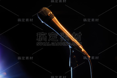 麦克风麦克风与蓝色和黄色灯在喜剧音乐俱乐部DJ