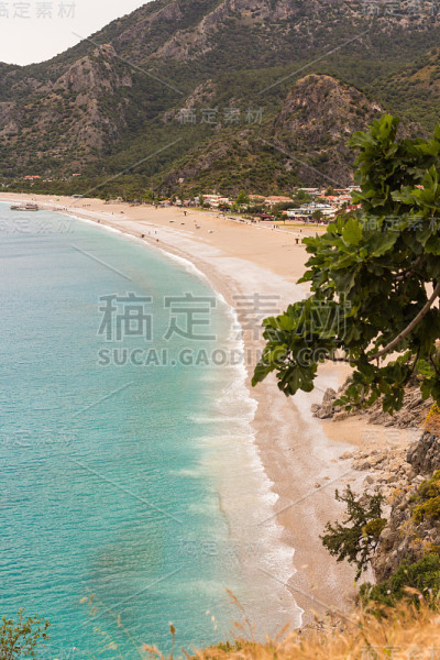 蓝色的海水和人烟稀少的土耳其Oludeniz海滩