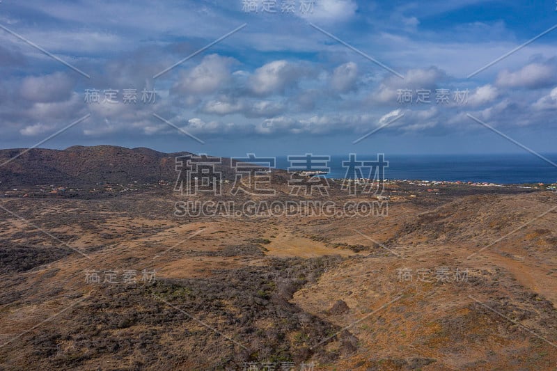 鸟瞰图Curaçao海岸在加勒比海碧绿的水，悬崖，海滩和美丽的珊瑚礁在瓦塔穆拉