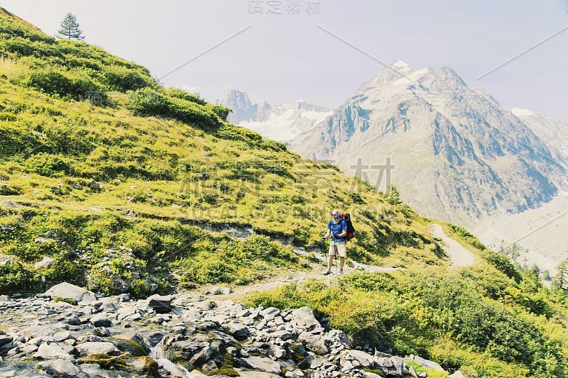 勃朗峰之旅是一个独特的徒步旅行，围绕勃朗峰大约200公里，可以在7到10天之间完成，途经意大利，瑞士