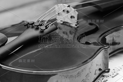 小提琴和乐谱-黑白图像