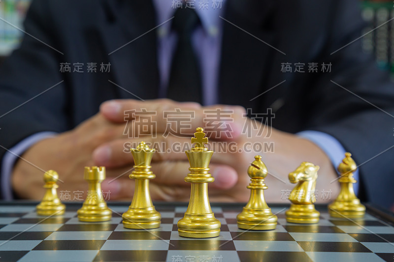 棋局游戏在棋牌背后的商人背景。提出企业财务信息概念和营销策略分析。全球经济和数字商业的投资目标。