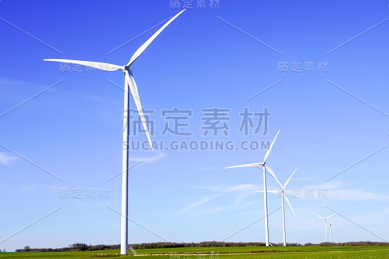 风力涡轮机农场的农地在夏季天碧空景观夏季