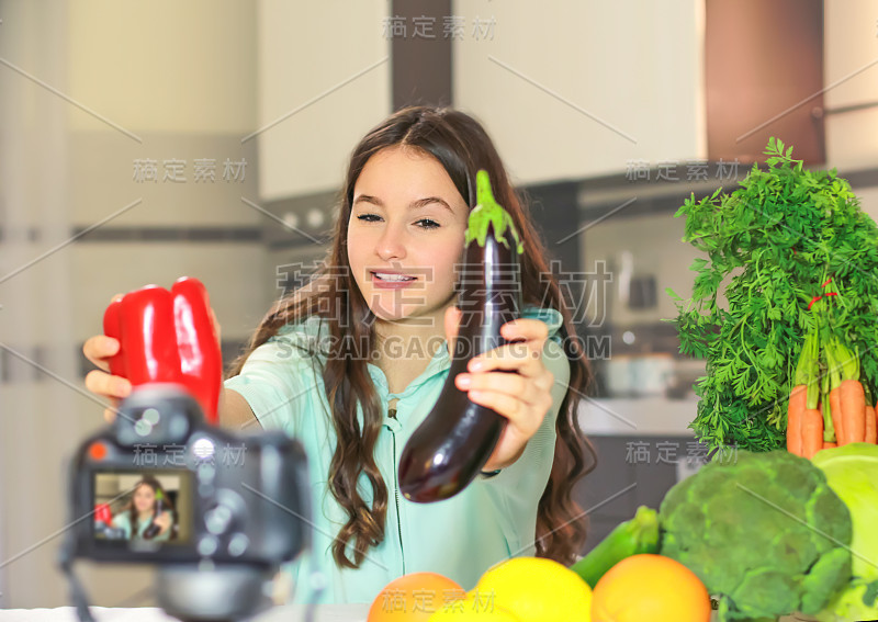 一位年轻的博主向她的粉丝们解释如何健康饮食。向青年人宣传健康饮食习惯、维生素和热量的重要性的概念。