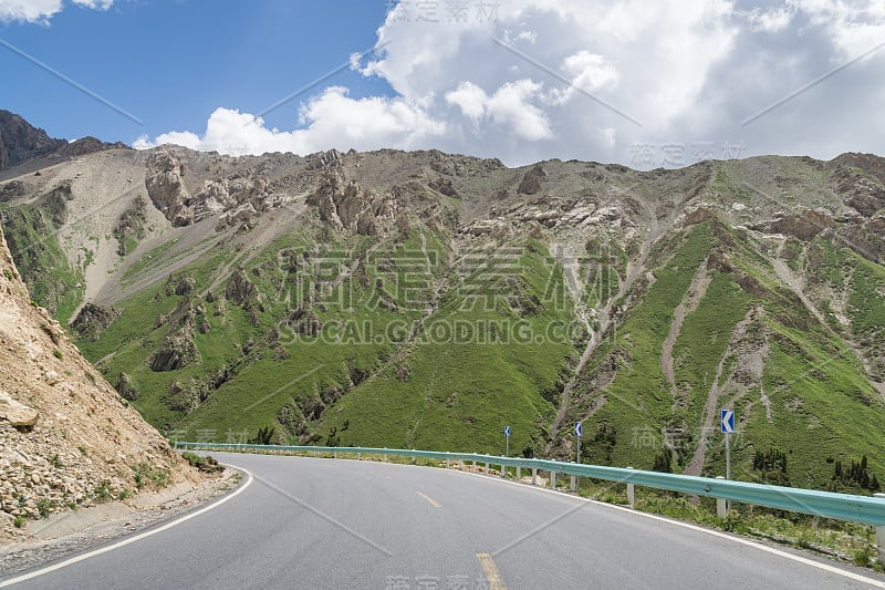 高速公路与山区和草原在中国新疆，在夏季