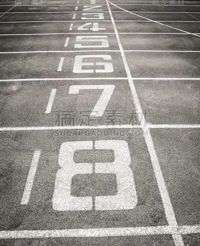 编号从1到8的跑步机