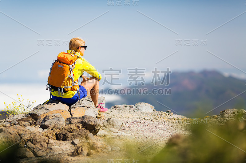 徒步旅行快乐的女人在山上放松