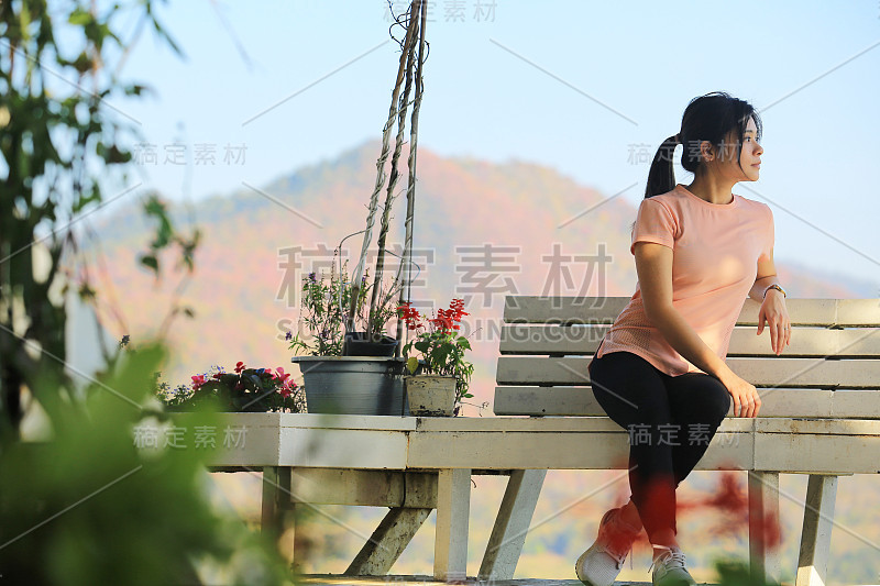 女孩坐着看风景