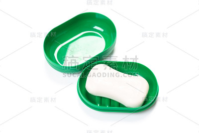 肥皂在塑料彩色肥皂盘孤立在白色背景