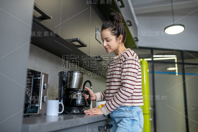 一个年轻女人正在厨房里煮咖啡
