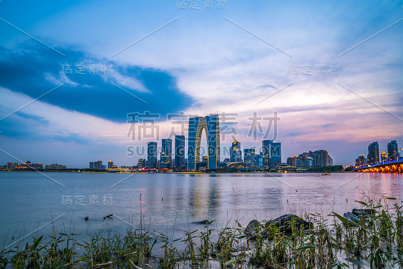 中国苏州现代城市建筑夜景