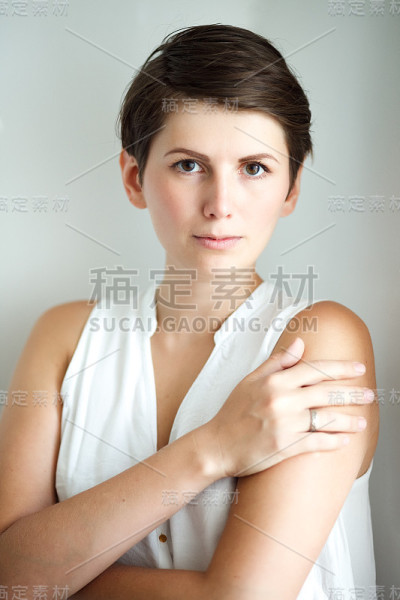 短发年轻女子