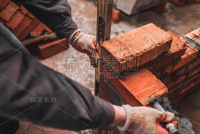砖匠用砖砌墙