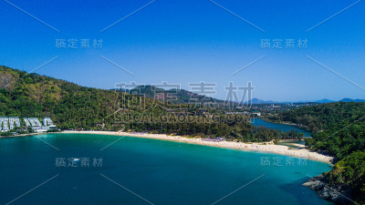 鸟瞰美丽的安达曼海和三个海湾的卡伦视角，普吉岛，泰国