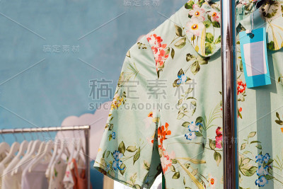 时尚店里女性衣服挂在衣架上