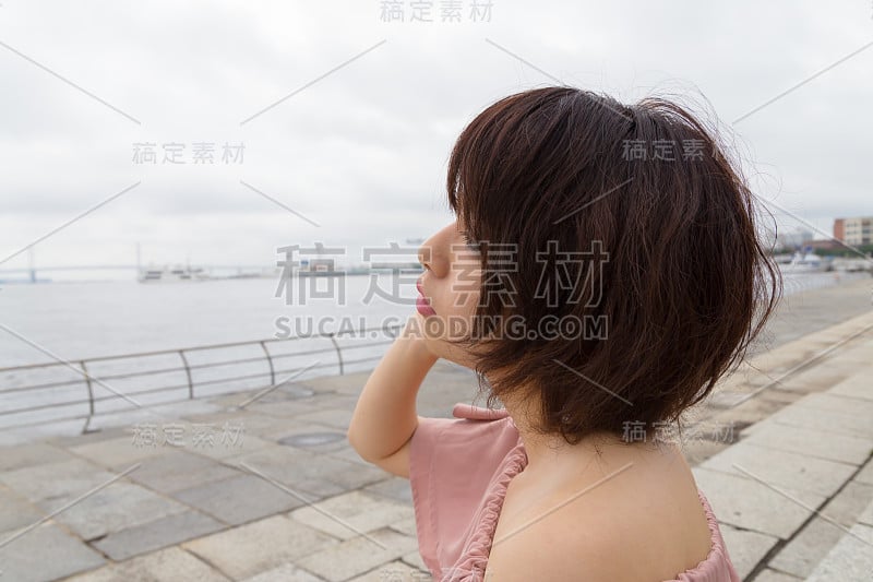 海岸前有个漂亮女人