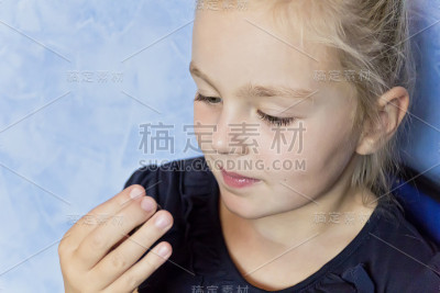可爱的金发白人女孩