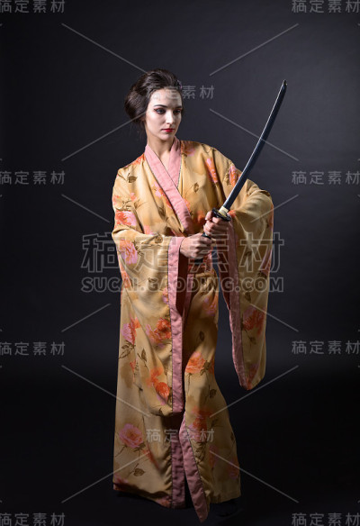 穿着和服拿着剑的女人。