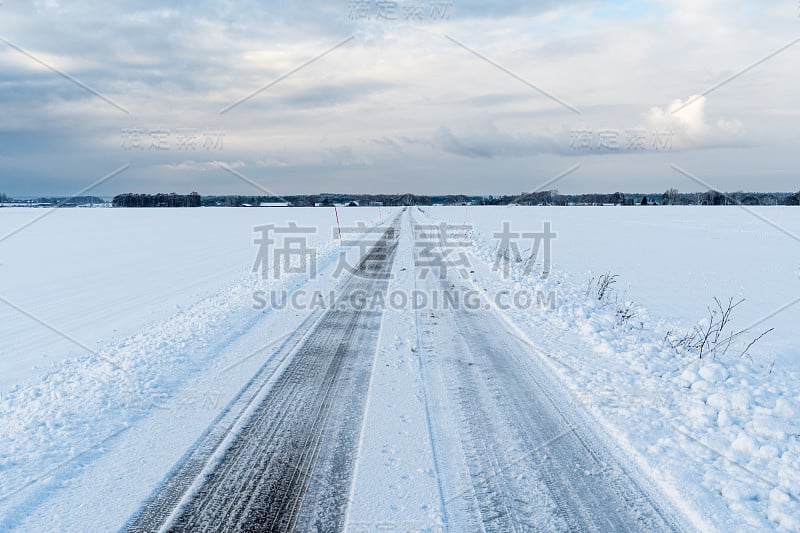 在寒冷的风景中笔直的道路