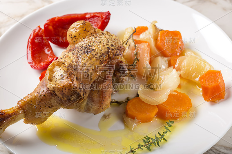 Roast chicken leg with vegetables and red peppers 