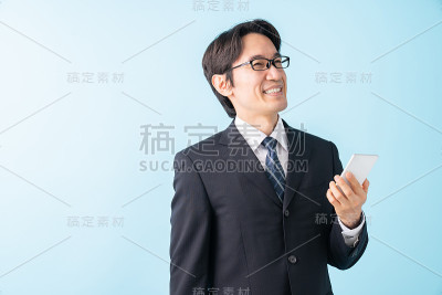 使用智能手机的中年商人