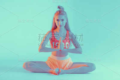 运动的年轻女子在做瑜伽练习