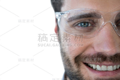 戴着防护眼镜的男人的肖像