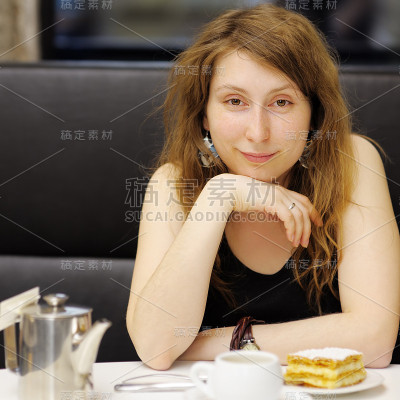 咖啡厅里的年轻女子