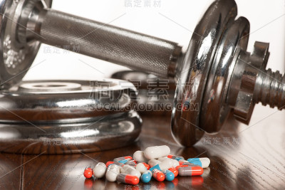 类固醇药丸和哑铃的背景-兴奋剂运动